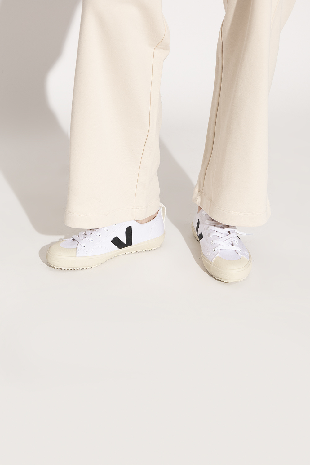 Veja nova deals white black